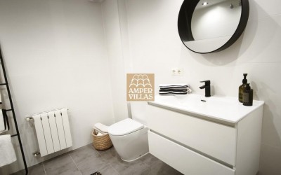 Beautiful, fully refurbished apartment with spacious terraces.
